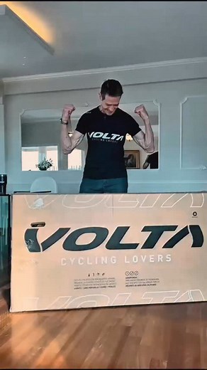 Ciclismo MTB RUTA GRAVEL UNBOXING de la Volta X-Zion @volta.arg . Soy Patrick Sassoli entrenador especializado en ciclismo y triatlón. Preparador físico Olímpico. Este Unboxing lo grabé hace un tiempo atrás, cuando recibí la bici. Hoy comparto la alegría de armarla, exhibir su práctico montaje, apreciando sus terminaciones y accesorios. Luego la mejor parte es montarla y disfrutar sus prestaciones. CARACTERISTICAS: La bicicleta Volta X-Zion es una bicicleta para competición de carbono ideal para