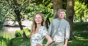 Aurelie Zeebroek (17) treedt voorzichtig in voetsporen van papa Kamagurka (64): “Druk van ‘dochter van’ zorgt voor ambitie”