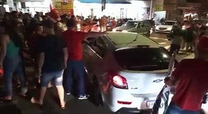 Confusão na Praça da República. Homem leva soco e tem vidro do carro quebrado. Petistas afirmam que homem furou bloqueio e feito ameaças com uma arma. BM não faz segurança no local. A repórter Janaina Melo acompanhou. 👇👇👇 | Rádio Progresso - FM 92,1