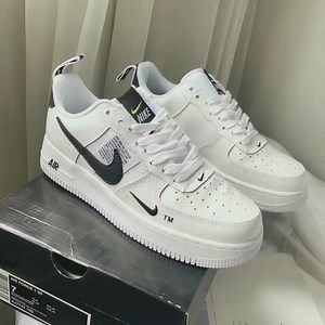 尺码补齐[em]e401033[/em]耐克创意联名 Nike Air Force 1 Low 空军经典板鞋 串标黑白多勾 荔枝纹内置气垫尺码：36-45