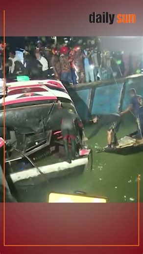 পানিতে ডুবে থাকা বাস থেকে উদ্ধার করা হচ্ছে ম*রদেহ | Daily Sun Bangla