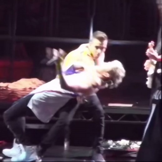 One Direction: Zouis Fighting and Niam Hugging - Stage Moments