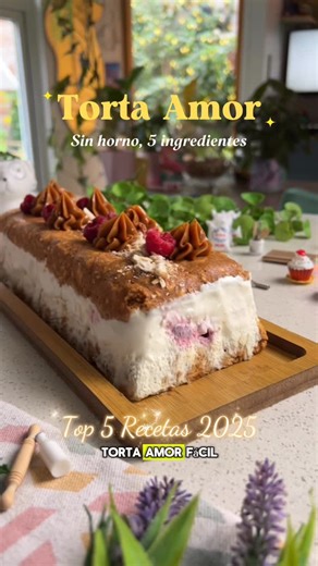 Fabiola “Kitty” Mellado on Instagram: "Torta Amor Fácil✨ Es que se pasa para rica y para fácil! Anota🙌 INGREDIENTES molde rectangular 30x11cm 📝 300ml de Crema 40grs de endulzante (2cdas y 1/2 o 1/3 de taza) Puede ser la misma cantidad de azúcar en reemplazo 200grs de frambuesas 1 1/2 pqtes de galletas de soda 700grs de manjar 📌 Kitty tips✨ ✅DESMOLDAR CON UN MINIMO DE 4 HORAS DE REFRIGERACION ✅Si quieres transportarla te recomiendo congelarla para que mantenga la forma luego de no estar refrig