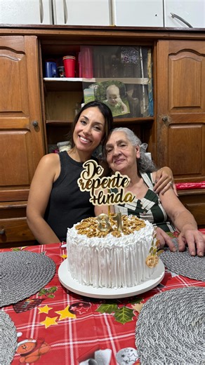 Thauane Vasconcelos | Receitas on Instagram: "BOLO DE NOZES COM DOCE DE LEITE - é o primeiro bolo festivo da nossa série: “um bolo por mês até dezembro” Na parte I do vídeo, ensinei os recheios (vídeo anterior a esse), agora, vamos aprender a massa, calda e cobertura. ✅ INGREDIENTES: Massa - 4 ovos - 1 xícara e 1/2 de açúcar - 1/2 xícara de óleo - 1/2 xícara de leite morno - 1 colher de sobremesa de essência de baunilha - 2 xícaras de farinha de trigo - 1 colher de sopa de fermento Calda - 2 xíc