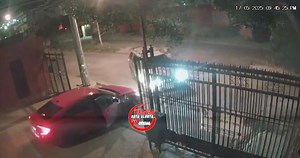 🛑 DENUNCIA CIUDADANA🛑 TIJUANA, B.C. — Vecinos del Fraccionamiento Real de San Francisco vivieron momentos de tensión la noche de este sábado 17 de mayo, cuando cinco personas a bordo de un vehículo Honda Accord color rojo intentaron irrumpir en un domicilio entre las 11:30 y 12:00 de la noche. Según el testimonio de los afectados, uno de los sujetos portaba un arma de fuego, mientras que los demás cargaban palas y picos. Aseguran que se identificaron como integrantes de corporaciones policiaca