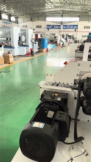 Customers can personally experience our automatic edge banding machine.Look at the effect directly