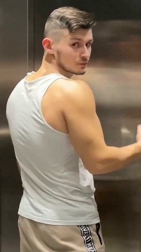 OMG😳BODYBUILDER TOUCHED GIRL IN THE ELEVATOR-@shmeksss #trending