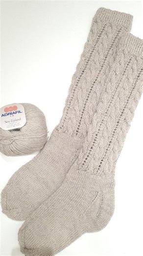 IL FILO DI MARTA ♡Hand Made e Creatività♡ Recoaro Terme -Vi- on Instagram: "È sempre un piacere realizzare i sogni dei nostri clienti❤️ . Calzettoni da uomo rigorosamente Hand Made. Lavoro un po' laborioso e lungo, ma di grande soddisfazione💪 . Di calze fatte a mano ne realizziamo tante, tinta unita, in fantasia con lane multicolor, ma così particolari era la prima volta😍 . Direi che le calze, insieme a berretti e sciarpe fatte a mano, sono l'articolo che più ci richiedete👏 . Filati @adriafil