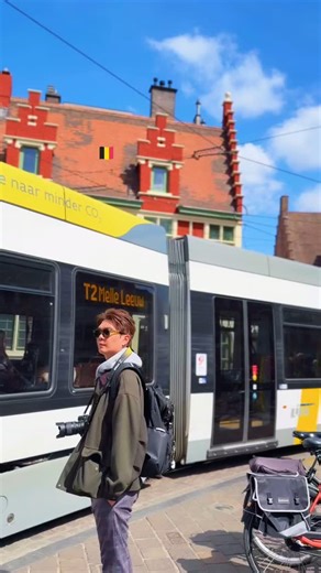 - Gent 根特 🇧🇪 比利時的根特（Ghent）是一座歷史悠久且充滿活力的城市，這座城市在中世紀時期曾是歐洲的經濟和文化中心之一，擁有眾多保存完好的古老建築，如聖巴夫主教座堂、根特城堡和美麗的市政廳。，市區街景根特融合了歷史遺產與現代化的生活方式，也因為其大學城的身份注入了許多年輕的活力～ - 第一次到根特，就瞬間愛上這座城市欸！怎麼會這樣美la #gent #genttourism #gentphotography #belgium #belgiumtrip #belgiumphotographer | 許傑,旅行圖中