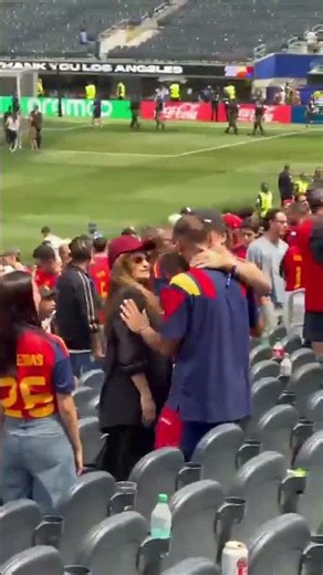 El EMOTIVO ABRAZO de BORJA IGLESIAS con JAVIER BARDEM y PENÉLOPE CRUZ tras el ESPAÑA 2-1 BÉLGICA