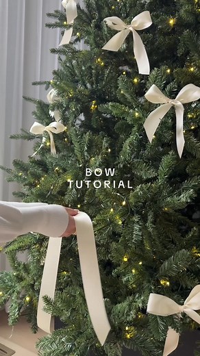 Creative Bow Tutorial for Stunning Christmas Tree Decoration