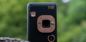 インスタントカメラ｢Instax mini LiPlay｣レビュー：すべてがF（ujiの色）になる