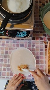 90K views · 551 reactions | Rezept für Frühlingsrollen 250 g Mehl 600 ml Wasser Salz nach Geschmack ½ TL Hühnerbrühepulver 4 EL Speiseöl Alle Zutaten gut verrühren und den Teig 20 Minuten ruhen lassen. Den Teig in einer Teflonpfanne oder einer beschichteten Pfanne formen und hineingeben. Die Herdplatte sollte nicht zu heiß und nicht zu niedrig sein. #FrühlingsrollenRezept #DeutscheKüche #food #stretfood | Luti Risol BarBar | Facebook