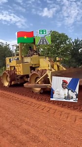 16K views · 346 reactions | 﫡 Le bitume avance, guidé par la vision d’un homme proche de son peuple.Au Burkina, les routes changent, les espoirs prennent forme… grâce à l’engagement du Capitaine Ibrahim Traoré. 﫶: TERRASSIER #IbrahimTraoré #BurkinaFasoEnMarche #RoutesDuChangement #FiertéAfricaine ❤️‍啕❤️‍啕✊❤️ | Wayiyans Fière Savadogo Oumarou | Facebook