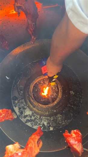 Retour en images sur la soirée du Nouvel An chinois au Makassar ! Une soirée d’exception pour accueillir l’année du Cheval de Feu, placée sous le signe de l’énergie, du mouvement et des transformations. Plongez dans les coulisses de la cuisine et découvrez la préparation du buffet aux inspirations asiatiques, imaginé et réalisé par le Chef Claude Pothin et sa brigade. Un grand merci également aux musiciens et danseurs du groupe Ping Sheng, dont la présence et l’enthousiasme ont magnifiquement an