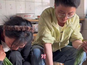 今天给南方女婿做个草芽鸡，让他尝尝我们家乡大鸡（吉）大利的独特味道！浓郁的韭香、料汁的麻香、鸡肉的鲜香……西北乡村满眼绿色的美好生活从一盘草芽鸡开始