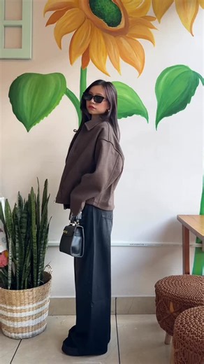 𝐵𝑙𝑢𝑠ℎ𝑖𝑛𝑔 𝐵𝑜𝑜𝑡ℎ ☏ 𓂃 ᥫ᭡✧˚. on Instagram: "Retro-style short wool-blend jacket in warm brown with lapel collar, long sleeves, and functional pockets—perfect for effortless autumn layering. Model wears XS (fits oversized), great for baggy lovers and curves-friendly too #ootd"