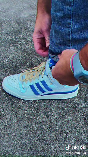 Trendy 80's Style: Tight Rolled Jeans Fashion from the 80s