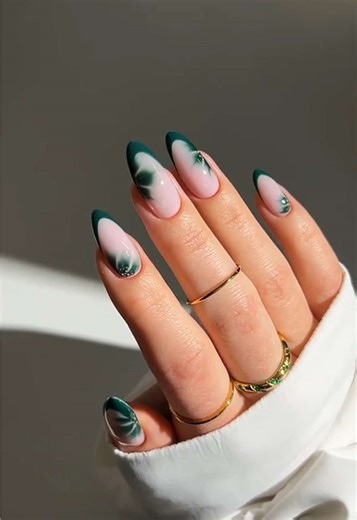 💚🌱🌿 a gorgeous but surprisingly easy forest green flower nails using blooming gel, that remind me of the amazing watercolour nails I’ve been seeing all over my Pinterest feed!