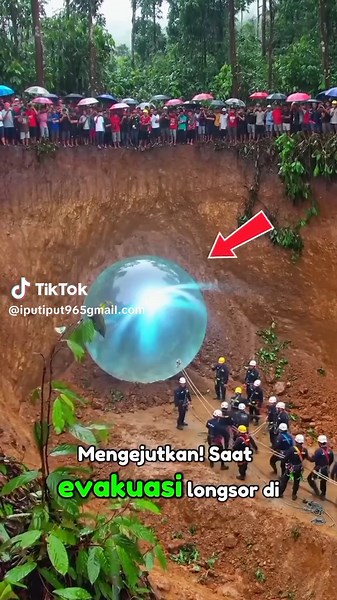 Tiba-tiba Ada bola kristal muncul saat longsor