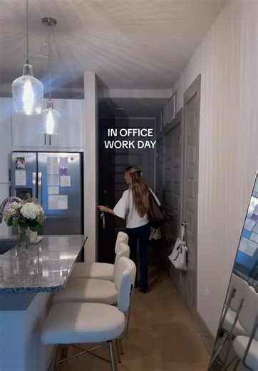 my once a month in office day!!! bc I’m so use to working remote, these days really throw me for a loop & make me respect the heck out of people who are always in office (I know that’s the norm, it’s just not my norm). it also makes me realize how blessed I am to have the remote flexibility that I’m so use to bc yall it takes the life out of me commuting & sitting there all day #dayinmylifevlog #corporategirly #9to5 #inmy20s #9to5life @Amazon Fashion @Levi’s @madewell @Starbucks