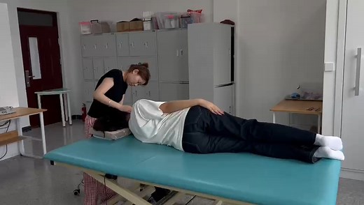 Roll test（滚转试验）和转颈试验。Roll test是观察眼球震颤情况来诊断耳石症（良性阵发性位置性眩晕）；转颈实验则判断是否因颈椎问题诱发眩晕，。