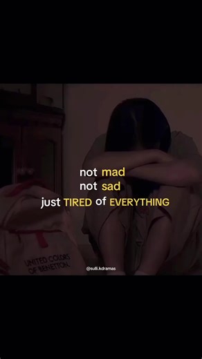 Há dias em que o choro não se manifesta e os sorrisos parecem distantes. Às vezes, sinto que estou perdida entre a ausência de sentimentos e um turbilhão de emoções. É incrível como podemos experimentar tudo e, ao mesmo tempo, nada. É cansativo acordar todos os dias carregando o peso de um dia que ainda não aconteceu. Mas também é uma oportunidade: podemos ir tirando, aos poucos, cada peso das nossas costas. Um dia, olharemos para trás e seremos gratos por cada novo amanhecer. #fyp #viral #relac