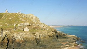 Le maisons sur les rochers du Cap de Carteret en France, en Normandie, dans le Cotentin, à Barneville Carteret, en été.