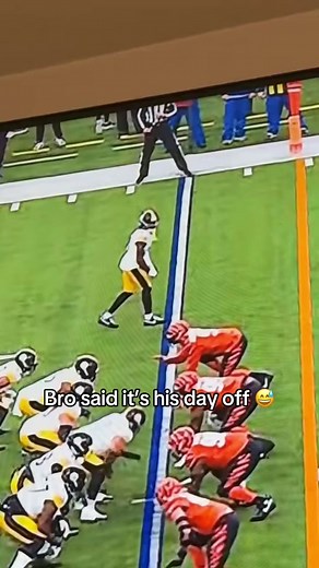 The turnover at the end just made this clip perfect 😭 (via @NFL, h/t pvpes/X) #nfl #steelers #football #funny #fail #insane