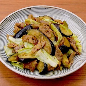 炒めて簡単♪ 豚肉とキャベツとなすのカレー炒めのレシピ動画・作り方 | デリッシュキッチン
