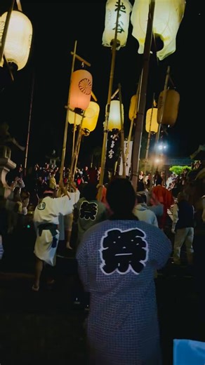 宮津祭と父の命日。五月十五日は特別な日です。ここ十年はこの時期に必ず帰郷しているけど、今年は思いがけず、故郷の字池ノ谷の字総代（代理）の大役を仰せつかる運びとなり、山王さまの乗る御神輿と一緒に宮津市中を丸一日練り歩き。後ろは山に囲まれ前には海を抱く丹後・宮津の独特の風土から醸し出される特別な空気を身体一杯に浴びることができました。＊実は一ヶ月と一日前の四月十四日、三十三年間暮らした京都市を離れ、東京と宮津の二拠点生活となりました。普段は世田谷で家族と共に生活し、月に一度池ノ谷の家族同然の共同体に帰還する、という新しいライフサイクルが始まったばかり。絶好のタイミングに全く新しい目で宮津の街を視る願ってもない参与観察の貴重な機会をいただいたと喜びを噛み締めています。＊滝上山の麓の山王宮に大行列が帰還しての宮入りの時、御輿組のヲヲヲヲという声とバチバチ弾ける拍手の音と共に一斉に灯りが消えるないなや、満点の星空がキラキラと瞬いているのに気づき、過去現在未来全ての魂が祭に参与しているという不思議な実感をありありと抱きました。