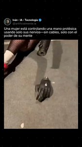 El primer brazo biónico inalámbrico del mundo, capaz de funcionar incluso cuando está separado de quien lo usa. ¡Esto ya se está poniendo real! • Sigue a @artificialmente.ia para más contenido sobre IA y tecnología. • Crédito: Open Bionics, Reino Unido #tecnología #innovación #futuro #ciencia #neurotecnología #prótesis #mentemando #avance #biónico | Artificialmente IA