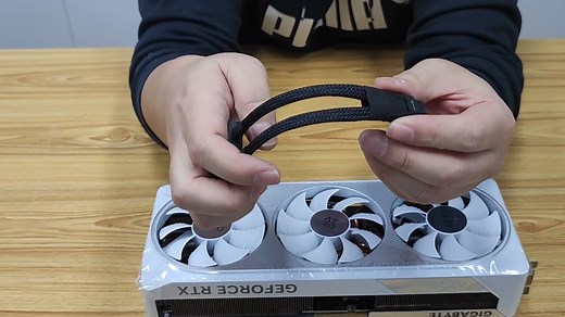4070Ti SUPER显卡开箱及电源使用注意事项