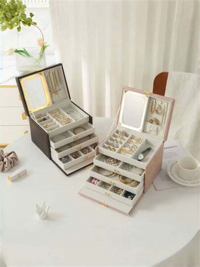 Această oglindă de machiaj cu LED-uri cu 4 straturi oferă spațiu pentru depozitarea bijuteriilor și a pietrelor prețioase și este dotată cu funcții de iluminare. Are 3 moduri de iluminare, operare prin control tactil, un suport portabil și o ramă compactă pliabilă. Este o oglindă de machiaj de călătorie cu o baterie reîncărcabilă încorporată de 1000 mAh, ceea ce o face o oglindă de machiaj cu LED-uri portabile. Este un cadou ideal pentru femei și o alegere perfectă pentru Ziua Îndrăgostiților și