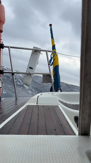 290K views · 2K reactions | Så närmar vi oss Las Palmas efter den tuffaste seglingen jag har gjort ned hit 掠 Sista två dygnen 30-40 knots motvind med regn och sjön i näbben, flera överskjöljnigar och dyngsurt i sittbrunnen. Sandvita skötte det hela med bra bravur  Och nu är det nära och vi hälsas välkomna med sol och motorgång | S/y Sandvita | Facebook