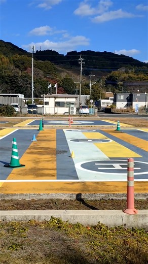 Flight PILOT on Instagram: "Flight PILOTドローンスクールでは、 国土交通省登録講習機関として、国家資格対応の講習・実技訓練を実施しています。 今回の映像は、実際の国家資格講習の様子を収録したものです。 離陸・ホバリング・緊急時操作など、操縦技術を安全に習得するための 実践的なトレーニング風景をご覧いただけます。 国家資格「無人航空機操縦士」は、 今後の産業ドローン活用に不可欠な基礎資格。 Flight PILOTでは、初学者からでも安心して受講できるカリキュラムを用意しています。 📩 問い合わせはこちら https://www.a-area.jp/contact 📲 SNSでも発信しています！ Instagram：https://www.instagram.com/flight.pilot2/ YouTube：https://www.youtube.com/@FlightPILOTchannel LINE：https://page.line.me/flightpilot X（旧Twitter)：@FP_sasebo Niconico：http