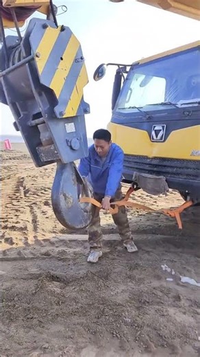 Crane main hook hooking up process
