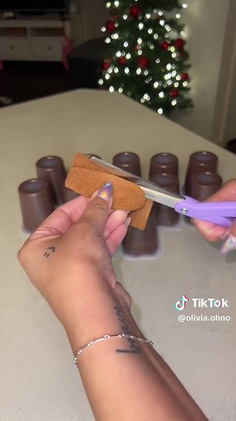 Easy Holiday Treats for School Parties | DIY Grinch Snacks