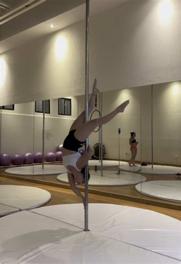 💙 #pole #polefitness #pdcombo #split #pdflag #fitness