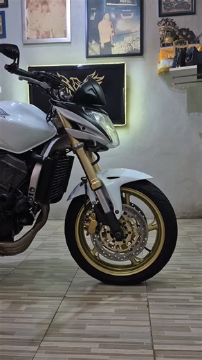 Benny Ida Bagus Agung on Instagram: "🆁🅴🅰🅳🆈 🆂🆃🅾🅺 - Honda CB 600F Hornet Est 2008 - Spesifikasi : Engine: Four stroke, Transverse four cylinder, DOHC, 4 valve per cylinder. Capacity: 599 cc Induction: Electronic fuel injection Ignition: Computer-controlled digital transistorized, Starting: Electric Transmission: 6 Speed Final Drive: Chain Frame: Diamond, steel tube Fuel Capacity: 19 Liters Accesories/Modifikasi : Front Tyre : Pirelli 120/70-17 Rear Tyre : Pirelli 190/55-17 Mirror endbar M