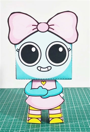 Crea tu propia Poppy con papercraft