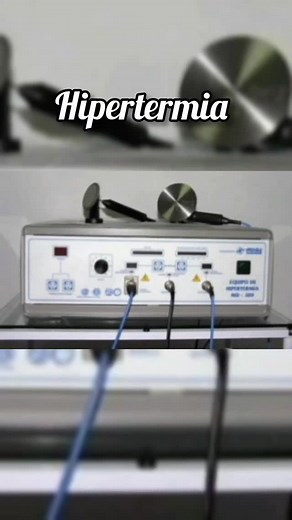 🌡️ ¿Qué es la hipertermia y para qué sirve? La hipertermia es un tratamiento médico que consiste en elevar de forma controlada la temperatura del cuerpo o de una zona específica, generalmente entre 40 °C y 45 °C, con fines terapéuticos. En medicina, se utiliza especialmente en oncología como complemento a la radioterapia y quimioterapia, ya que el calor: - Debilita o destruye las células tumorales. - Aumenta la eficacia de otros tratamientos. - Mejora la circulación y oxigenación de los tejidos