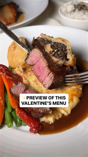 Come with us to a preview of this Valentine’s Day dinner. Chef Chai’s Valentine’s Day menu costs $125 per person, but you can take advantage of the early bird special ($115) from 4 to 5:30 p.m. Choose from dishes like chicken sate with Thai peanut sauce, combination appetizer platter, beef tenderloin wellington and chocolate decadence for dessert. #food #oahu #hawaii #valentinesday | Kelli Shiroma Braiotta