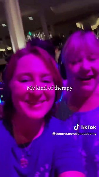 My kind of therapy 💛 Ten years ago, I was a busy mum, stuck in survival mode. I’d lost myself completely. And then, a simple colouring book from my daughter changed everything. Drawing became my therapy. My lifeline. It brought me back to me. #bonnysnowdonacademy #startwhereyouare #colouredpencilartist #creativejourney #artheals #inspiredrawing #FYP #petartist