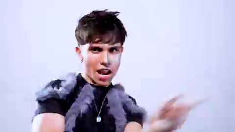 dios me da pena este chabon, porque me aparecio en tik tok y dijo que estuvo como 8 meses haciendo temas y se gasto toda su plata, para que todos lo terminen bardeando pero bueno la cancion es una verga malahi