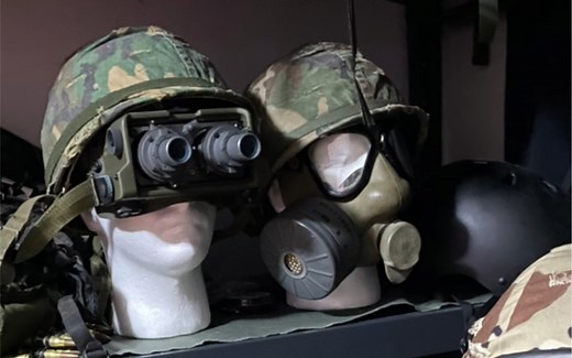 全球独家美军冷战AN/PVS5夜视仪高精还原度道具，由各处借来的真机各部分散碎零件测绘 其余部分缜密推算建模制作，精确度到位。