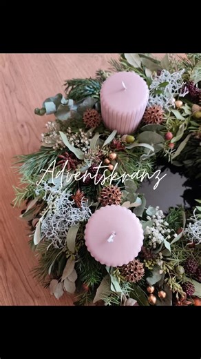 Birgit Boxhammer | Pampered Chef | Rezepte 📝 | Alltagsküche 👩🏻‍🍳 on Instagram: "Endlich ✨💫 Hallo 1. Advent 🎄🎀 Und somit darf auch mein selbstgemachter Adventskranz einziehen 😍 ab jetzt wirds besinnlich ✨ Danke nochmal an @blumigo für die riesen Auswahl, die schnelle Lieferung und das tolle Grün für meinen Kranz ❤️ (Werbung, selbst bezahlt) #advent #adventskranz #besinnlichezeit #vorweihnachtszeit #adventszauber #selbstgemacht #basteln #kranzbinden #floristik #weihnachten #christmas #hand