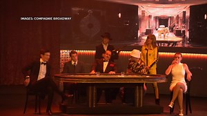 La Compagnie Broadway présente Hollywood au Café-théâtre Barnabé à Servion. Un spectacle haut en couleurs qui ravit le public et les comédiens, heureux de retrouver la scène. Monté à Paris, le Saviésan Nathan Pannatier s’éclate en jouant des personnages de films, dont un certain James Bond. | Canal9