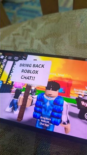 Plssss bring chat or i will kill you roblox😭😭😭