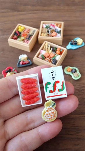 Tomoko Misumi on Instagram: "松の内は明けてしまいましたが、 こちらは ふくやさんのカレンダー1月のQRコード からご覧いただける動画です。 蓮根に明太子を詰めたお料理を、豆皿にのせてみました。 お正月料理ですが、これは一年中食べたい美味しさですね。 鏡開きはまだなのに、我が家のお餅はお雑煮でほとんど食べてしまい、ぜんざい用に慌てて確保しました☺️ The New Year holidays are already over, but this video can be viewed via the January QR code on the Fukuya calendar. I placed stuffed lotus root with mentaiko on a small dish. Although it’s a traditional New Year’s dish, It's something I’d love to eat all year round.Even though Kagami-biraki hasn’t arrived ye